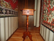 Столик на высокой ножке с выдвижным ящиком